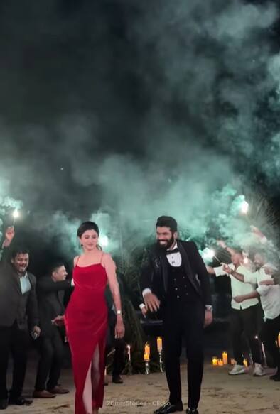 एका नेटकऱ्यांनी तिला डबल ढोलकी म्हटंलय. तर दुसऱ्या नेटकऱ्याने नेटकऱ्यांना चांगलंच खडसावलंय. तुम्ही तिचे इन्स्टाग्राम खाते तपासून पाहा. तिने लग्नाचे सर्व विधी ती संस्कृतीला धरुनच केले आहे. तिचे लग्न आहे. तिने काय करावे आणि काय करू नये हा तिचा प्रश्न आहे, असे म्हणत अंकिताला पाठिंबा दिलाय.