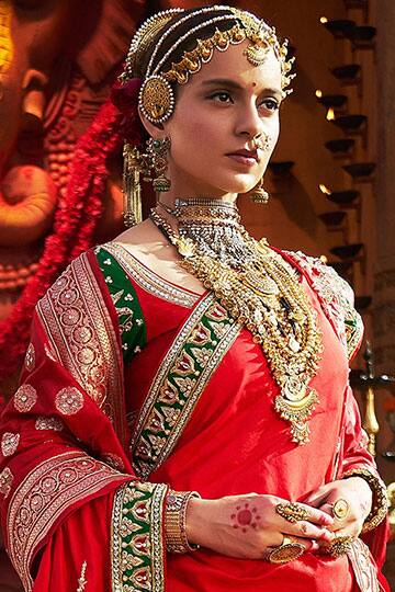 कंगना रनौत – सबसे पहले बात करते हैं बॉलीवुड की बेबाक क्वीन कंगना रनौत की. जिन्होंने ‘मणिकर्णिका: द क्वीन ऑफ झांसी’ में रानी लक्ष्मीबाई का किरदार निभाया था. एक्ट्रेस को इस रोल में काफी पसंद किया गया था.