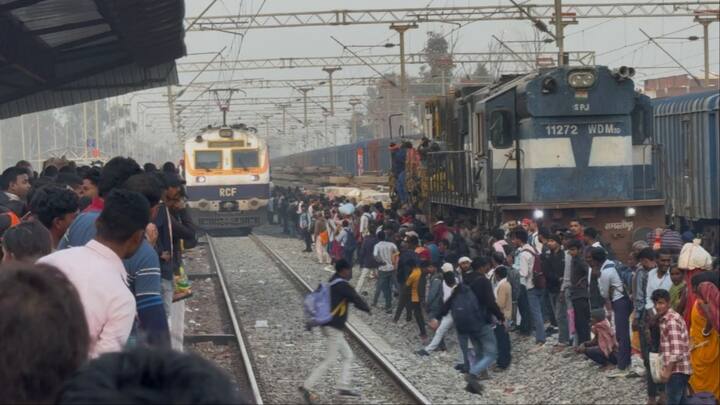 नवादा में प्रयागराज जाने के लिए जुटी भारी भीड़ के बीच वंदे भारत एक्सप्रेस में कड़ी सुरक्षा व्यवस्था देखने को मिली. ट्रेन के हर गेट पर तैनात सुरक्षाकर्मियों ने बिना टिकट यात्रियों को प्रवेश करने से रोका. न