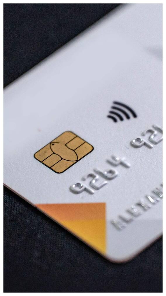 क्रेडिट कार्ड में क्यों लगी होती है पीली चिप