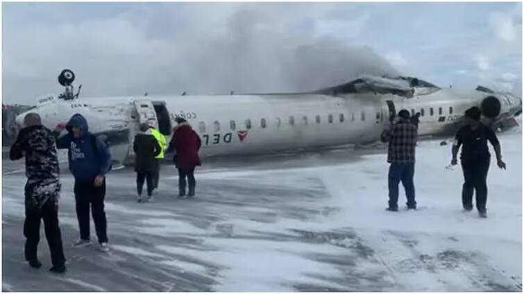 Major plane crash, plane overturns while landing at Toronto airport, several people injured Plane Crash:  મોટી પ્લેન દુર્ઘટના, ટોરંટો એરપોર્ટ પર લેન્ડિંગ સમયે પલટી ગયું પ્લેન, અનેક લોકો ઇજાગ્રસ્ત
