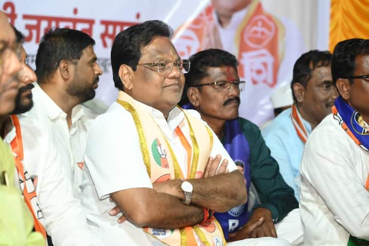 मात्र, आता तानाजी सावंत यांच्या सुरक्षेत मोठी कपात करण्यात आल्याने सरकारमध्ये त्यांचे वजन कमी झाल्याची चर्चा रंगली आहे.