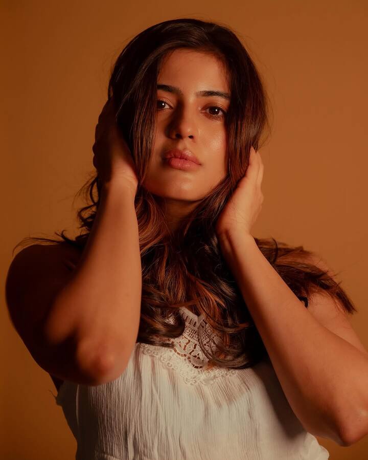 Amritha Aiyer Instagram: గ్లామర్ హీరోయిన్స్ కొందరు ఉంటారు. ముఖారవిందంతో ప్రేక్షకుల మనసులలో చోటు సొంతం చేసుకునే హీరోయిన్లు కొందరు ఉంటారు. ఈ హీరోయిన్ అమృతా అయ్యర్ రెండో కోవకు చెందుతారు. (Image Courtesy: amritha_aiyer / Instagram)