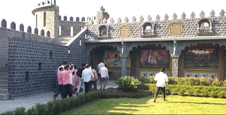 छत्रपती शिवाजी महाराज हे आमचे केवळ दैवत नाही तर देव आहे ज्यांनी महाराष्ट्राला नाही तर देशाला जागे केले.त्यांचे महाराष्ट्रातील पहिले मंदिर या ठिकाणी उभे राहत आहे. महाराष्ट्रातील प्रत्येक तरुणाने या ठिकाणी भेट दिली पाहिजे. आम्हाला असाच तरुण अभिप्रेत आहे जो अशा कार्यातून देश घडवण्यासाठी योगदान देईल, असे वक्तव्य संजय केळकर यांनी केले.