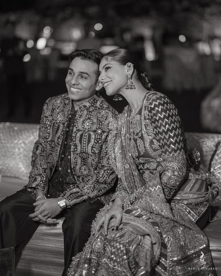 अनुव जैन ने फैंस के साथ सिर्फ शादी ही नहीं बल्कि प्री वेडिंग फंक्शन की भी कई तस्वीरें शेयर की हैं. ये तस्वीर दोनों के संगीत सेरेमनी की है.