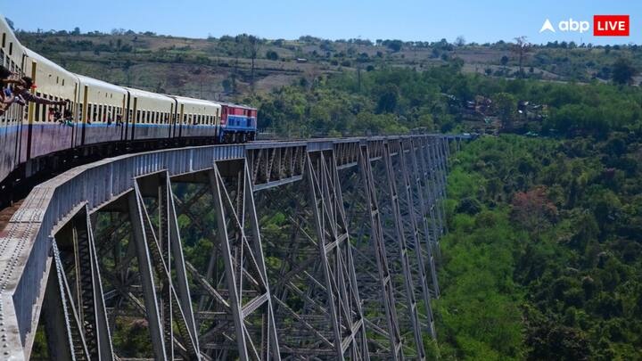 बता दें कि इस ट्रेन में लगने वाले तीन डिब्बों में 300 यात्रियों की बैठने की क्षमता है. सूत्रों के मुताबिक यात्रियों की कम संख्या के कारण रेलवे इस ट्रेन सेवा को रोक सकती है. हालांकि अभी इस ट्रेन की सेवा जारी है.
