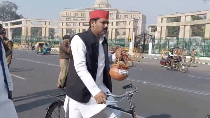 वहीं सपा MLC आशुतोष सिन्हा ने महाकुंभ में मारे गए लोगों का मुद्दा उठाया, सपा लगातार भगदड़ हादसे में मारे गए लोगों का सही आंकड़ा छुपाने का आोरप लगा रही है.