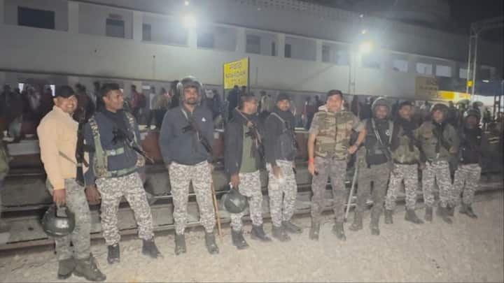 नवादा रेलवे स्टेशन पर प्रशासन ने सुरक्षा के कड़े इंतजाम किए हैं. स्टेशन पर विशेष सुरक्षा बल तैनात किया गया है.