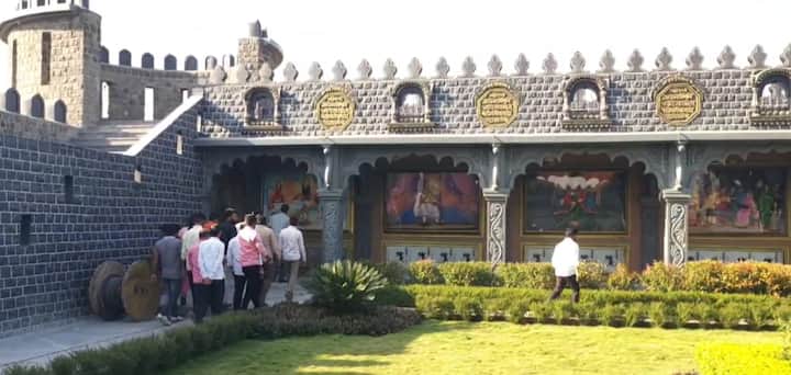 छत्रपती शिवाजी महाराजांचे हे मंदिर अक्षरश: डोळ्यांचे पारणे फेडणारे आहे.