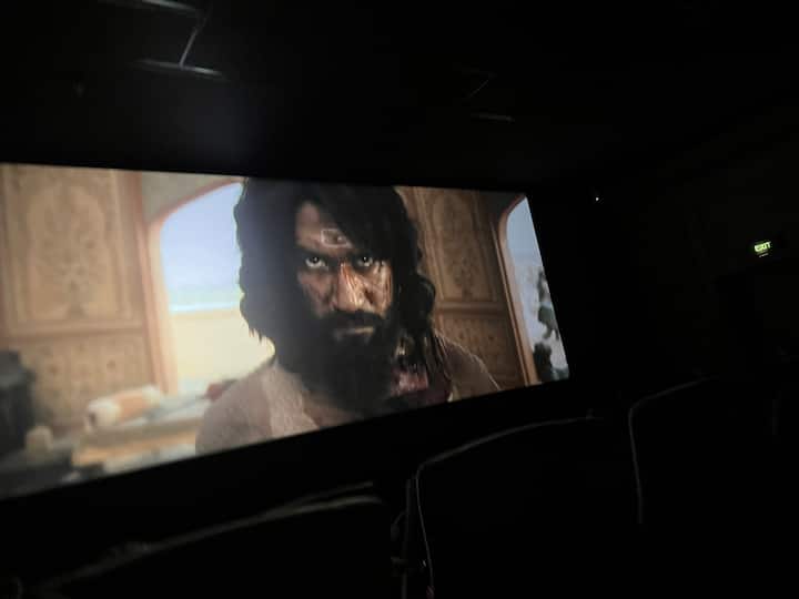 छावा चित्रपट पाहण्यासाठी सिनेमागृहात झुंबड उडत आहे.