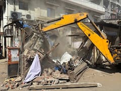 मुंबईतील 30 दुकानांवर महापालिकेचा जेबीसी फिरला; 50 पोलीस अन् अधिकाऱ्यांच्या सुरक्षेत कारवाई