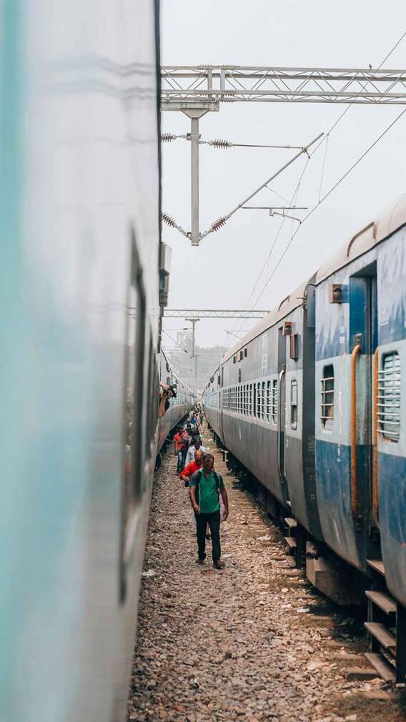 मुंबई लोकल ट्रेन का किराया कितना है?