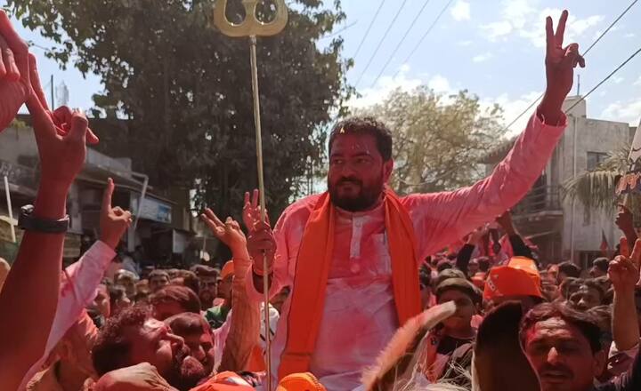 ચોરવાડમાં આ જીત બાદ વિજય સરઘસ કાઢવામાં આવ્યું હતું. જેમાં કાર્યકરો સાથે સાંસદ પણ જીતની ઉજવણી કરતા જોવા મળ્યા હતા.