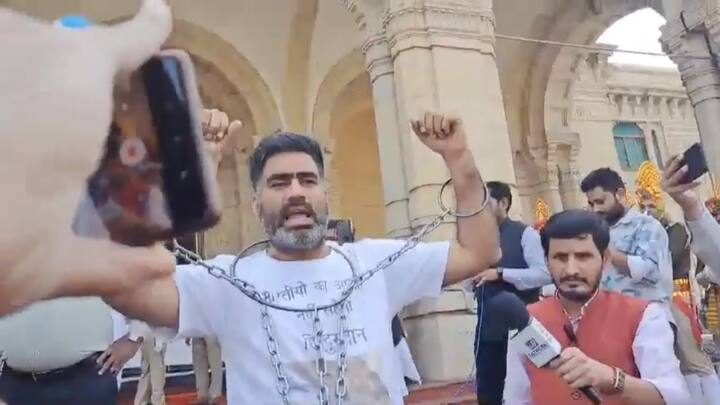 मेरठ की सरधना सीट से सपा विधायक अतुल प्रधान अपने गले और हाथों में बेड़ियां डालकर सदन पहुंचे और उन्होंने विधानसभा परिसर में चौधरी चरण सिंह की प्रतिमा के सामने सरकार के खिलाफ विरोध दर्ज कराया.