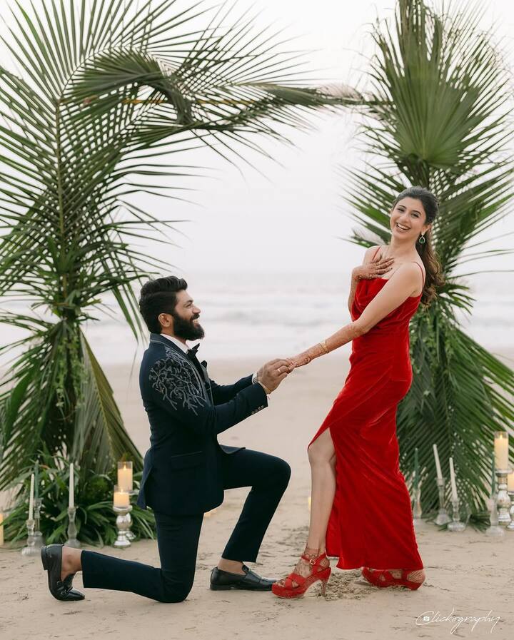 कोकण हार्टेड गर्लने तिच्या लग्नानिमित्त खास डान्स पार्टीचे आयोजन केले होते. या पार्टीत अनेक सोशल मीडिया एन्फ्लुएन्सर्स सामील झाले होते.