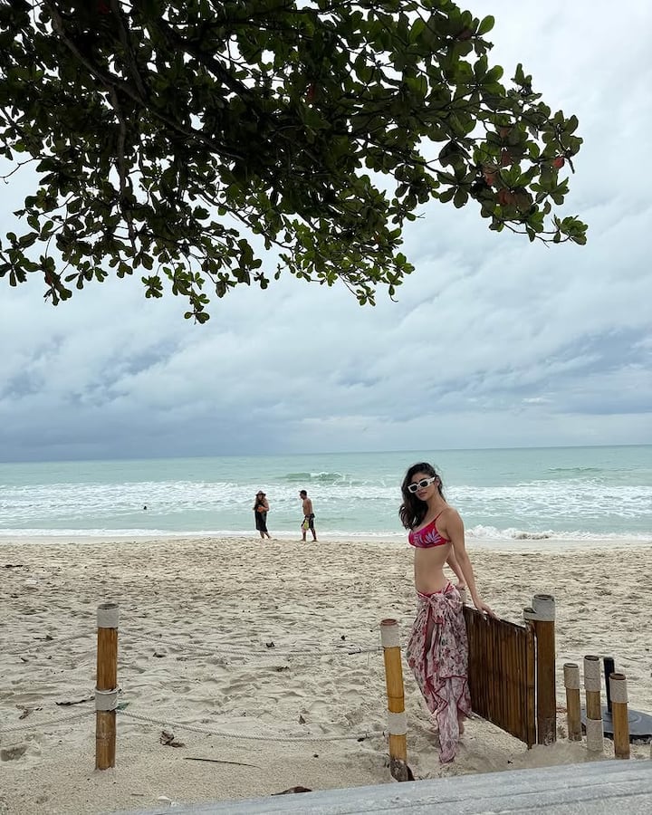 ટીવીની દુનિયાથી બોલિવૂડ સુધીની સફર કરનાર હૉટ એન્ડ બ્યુટીફુલ એક્ટ્રેસ મૌની રોય ફરી એકવાર પોતાના બોલ્ડ અંદાજને કારણે ચર્ચામાં આવી છે.