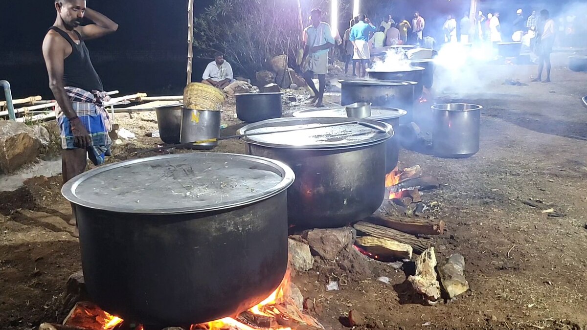 அண்டா , அண்டாவா ஆட்டுக்கறி... ஆண்கள் மட்டுமே பங்கேற்ற கறி விருந்து திருவிழா - எங்கு தெரியுமா?