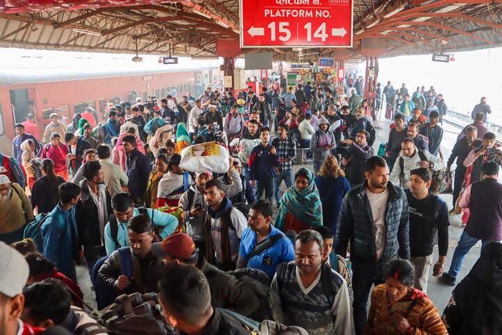 हाल ही में एक वीडियो सोशल मीडिया पर खूब वायरल हुआ था, जिसमें रेलवे अधिकारी जब कुछ महिलाओं से पूछते हैं कि वो बिना टिकट यात्रा कर रहे हैं, ऐसा करने के लिए किसने कहा था... तो वो पीएम मोदी का नाम लेते हैं.