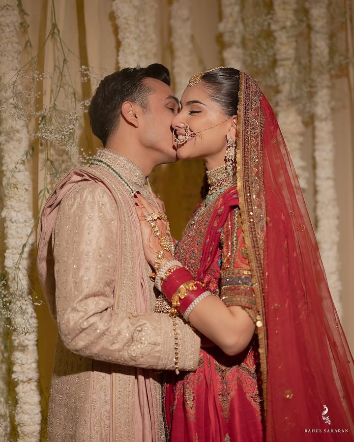 अनुव जैन ने अपनी शादी की ये खूबसूरत तस्वीरें अपने इंस्टाग्राम अकाउंट पर शेयर की हैं. जिसमें वो सिंगर अपनी दुल्हन Hridi Narang पर प्यार लुटाते हुए दिखाई दिए.