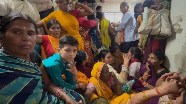 नवादा स्टेशन पर सख्त चेकिंग अभियान चलाया गया. मीडिया में स्टेशन प्लेटफॉर्म पर अव्यवस्था की खबरें दिखाए जाने के बाद प्रशासन ने तत्काल कार्रवाई करते हुए सुरक्षा व्यवस्था को मजबूत किया. जिसके परिणामस्वरूप हमसफर ट्रेन सुरक्षित तरीके से नवादा स्टेशन से रवाना हुई.