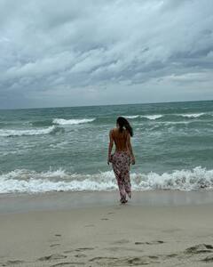 फ्लोरल बिकिनी पहन लहरों से खेलती नजर आईं मौनी रॉय, फिगर देख फैंस के छूटे पसीने