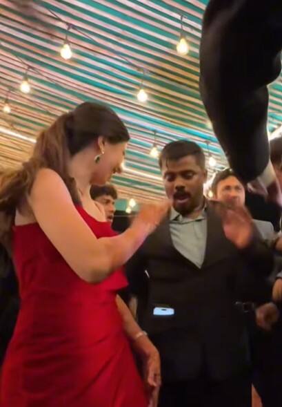 एका नेटकऱ्याने तर हे लग्न आहे का डान्स बा काहीही कळेना, असे म्हटले आहे. तर दुसऱ्या एखा नेटकऱ्याने हीच का ती कोकणची संस्कृती म्हणत कोकण हार्टेड गर्लला ट्रोल केलंय.