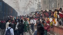 नवादा स्टेशन पर बेकाबू दिखी भीड़, प्लेटफॉर्म बदलने के लिए पटरियों पर कूदे लोग, मालगाड़ी के नीचे से भी गुजरे