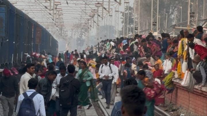 स्टेशन पर भीड़ की वजह से कई यात्रियों को चक्कर तक आने लगे. सबसे चिंताजनक स्थिति तब देखी गई जब प्लेटफॉर्म नंबर 2 पर पैसेंजर ट्रेन के आने की घोषणा हुई. जिसके बाद यात्री बिना फुटओवर ब्रिज का इस्तेमाल किए रेल पटरियों पर कूदकर दूसरे प्लेटफॉर्म पर जाने लगे.