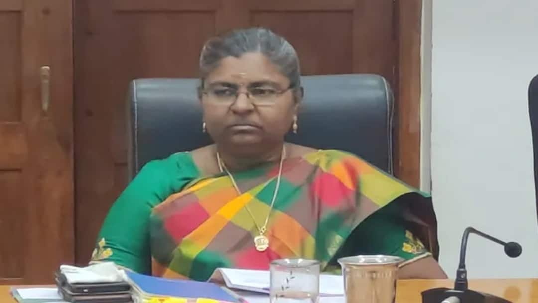 namakkal collector uma ias warning site engineer namakkal narasimmar temple building stone laying pooja TNN என்ஜினியரை லெப்ட் ரைட் வாங்கிய நாமக்கல் கலெக்டர்! கையெடுத்து கும்பிட்ட மக்கள்!