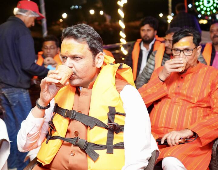 शिवसेना शिंदे गटाच्या नेत्यांची सुरक्षा कपात करण्यात आली आहे. शिवसेनेच्या आमदार आणि नेत्यांना वाय दर्जाची सुरक्षा होती. मात्र आता त्यात कपात केल्यानं शिवसेना नेत्यांनी संताप व्यक्त केला. शिवसेना नेत्यांसोबतच भाजप आणि राष्ट्रवादीतील काही नेत्यांचीही सुरक्षा कमी करण्यात आली आहे.