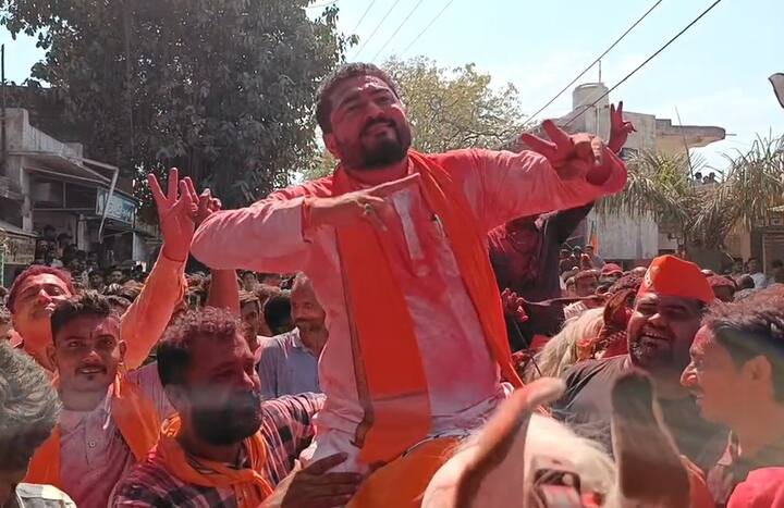 ચોરવાડ પાલિકામાં જીત બાદ ભાજપ દ્વારા ભવ્ય ઉજવણી કરવામાં આવી હતી.જીતની ભવ્ય ઉજવણીમાં સાંસદ રાજેશ ચુડાસમાએ પુષ્પા સ્ટાઈલ સાથે ડાન્સ કર્યો હતો.