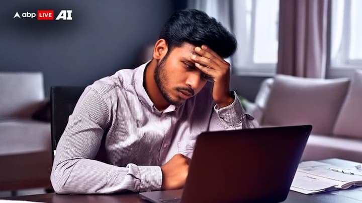 ডিজিটাল অ্যারেস্টের শিকার হলে বিভ্রান্ত না হয়ে আপনাকে প্রথমেই নিকটস্থ থানায় অভিযোগ জমা করতে হবে এবং একটি নম্বরে ফোন করতে হবে।