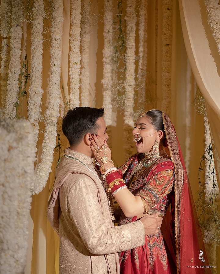 इन तस्वीरों में अनुव जैन और उनकी दुल्हन शादी के जोड़ में नजर आ रहे हैं. सिंगर ने शेरवानी पहनी है और उनकी वाइफ ने रेड कलर का हैवी लहंगा पहना है. जिसमें वो बहुत खूबसूरत लग रही हैं.