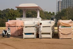 दिल्ली में CM पद के शपथ के लिए कैसी हो रही तैयारी? रामलीला मैदान से आईं तस्वीरें