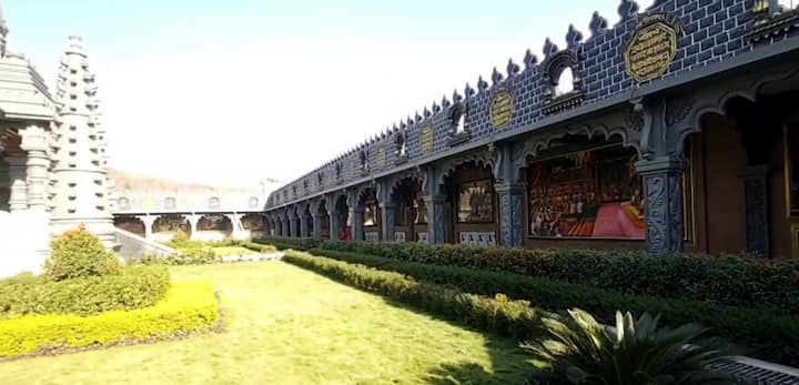 या मंदिराची रचना, सुबक नक्षीकाम, हिरवळ या गोष्टी लक्ष वेधून घेणाऱ्या आहेत.