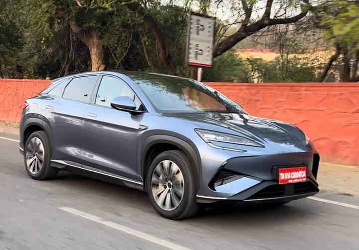 BYD India Auto Expo 2025-এ একটি নতুন বৈদ্যুতিক SUV নিয়ে এসেছে৷ শীঘ্রই কোম্পানি এই গাড়ির দাম ঘোষণা করবে৷ ইতিমধ্যেই 70 হাজার টাকায় এই ইভিটির বুকিং শুরু হয়েছে। BYD Sealion 7-এর বৈশিষ্ট্য এবং রেঞ্জ সম্পর্কে জেনে নিন এখানে।