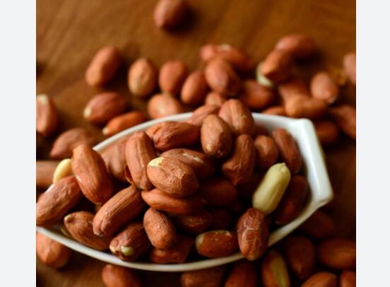 ਮੂੰਗਫਲੀ ਪੌਸ਼ਟਿਕ ਤੱਤਾਂ ਦਾ ਇੱਕ ਪਾਵਰਹਾਊਸ ਹੈ। ਇਸ (Peanuts) ਨੂੰ ਖਾਣ ਨਾਲ ਊਰਜਾ ਅਤੇ ਜ਼ਰੂਰੀ ਪੋਸ਼ਣ ਮਿਲਦਾ ਹੈ। ਮੂੰਗਫਲੀ ਸਰੀਰ ਨੂੰ ਊਰਜਾਵਾਨ ਰੱਖਣ ਅਤੇ ਮਾਸਪੇਸ਼ੀਆਂ ਦੀ ਮੁਰੰਮਤ ਕਰਨ ਵਿੱਚ ਮਦਦ ਕਰਦੀ ਹੈ। ਇਹ ਫਾਈਬਰ, ਪ੍ਰੋਟੀਨ ਅਤੇ ਚਰਬੀ ਨਾਲ ਭਰਪੂਰ ਹੁੰਦਾ ਹੈ। ਇਹ ਫੋਲੇਟ ਅਤੇ ਮੈਗਨੀਸ਼ੀਅਮ ਵਰਗੇ ਜ਼ਰੂਰੀ ਖਣਿਜਾਂ ਨਾਲ ਭਰਪੂਰ ਹੁੰਦਾ ਹੈ। ਪਰ ਕੀ ਤੁਸੀਂ ਜਾਣਦੇ ਹੋ ਕਿ ਮੂੰਗਫਲੀ ਖਾਣ ਦਾ ਸਭ ਤੋਂ ਵਧੀਆ ਤਰੀਕਾ ਕੀ ਹੈ? ਕੀ ਇਸਨੂੰ ਛਿਲਕੇ ਸਮੇਤ ਖਾਣਾ ਚਾਹੀਦਾ ਹੈ ਜਾਂ ਬਿਨਾਂ ਛਿਲਕੇ ਦੇ? ਇੱਥੇ ਜਾਣੋ...