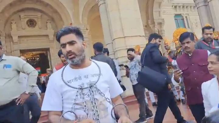 अतुल प्रधान ने अमेरिका द्वारा डंकी रूट से गए भारतीयों को बेड़ियों को जकड़ भेजे जाने का विरोध किया.