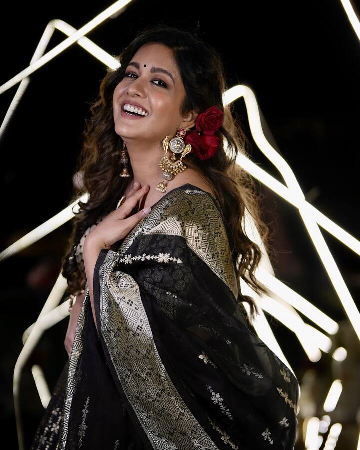 'दृश्यम'मध्ये अजय देवगणच्या मुलीची भूमिका साकारून प्रसिद्ध झालेली अभिनेत्री इशिता दत्ता सोशल मीडियावर खूप सक्रिय असते.