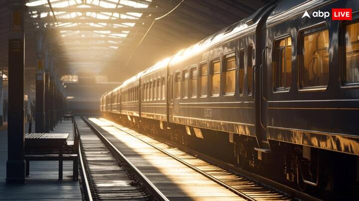 आपको जानकर आश्चर्य होगा कि भारत में रेलवे लाइनों की लंबाई 1,26,366 किलोमीटर है. इसमें रनिंग ट्रैक की लंबाई 99,235 किलोमीटर है. वहीं यार्ड और साइडिंग जैसी चीजें मिलाकर कुल मार्ग 1,26,366 किलोमीटर है.