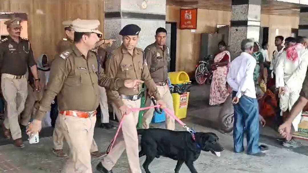 Railway Bomb Threat in Kamayani Express train at Ballia railway station ann Bomb Threat: बलिया रेलवे स्टेशन पर कामायनी एक्सप्रेस ट्रेन में बम होने की सूचना, मचा हड़कंप