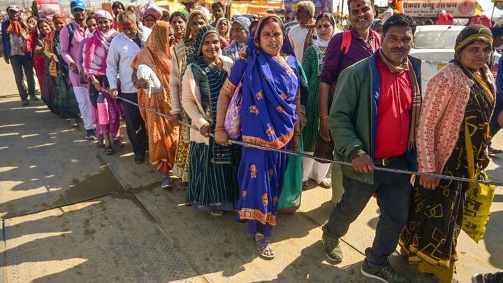 இந்த நிலையில், திங்கள்கிழமை(பிப். 17) வரையிலான நிலவரப்படி, கும்ப மேளாவையொட்டி திரிவேணி சங்கமத்தில் புனித நீராடலில் கலந்துகொண்டுள்ள பக்தர்கள் எண்ணிக்கை 54.31 கோடியைக் கடந்துள்ளது என்று உத்தரப் பிரதேச அரசின் தகவல் தொடர்புத் துறை தெரிவித்துள்ளது.