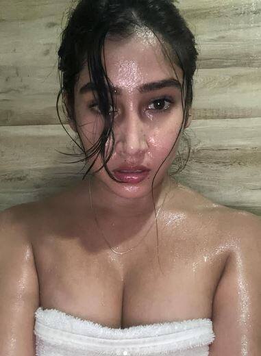 सोफिया की इन हद से ज्यादा ग्लैमरस तस्वीरों को देख फैंस के भी पसीने छूट गए हैं.