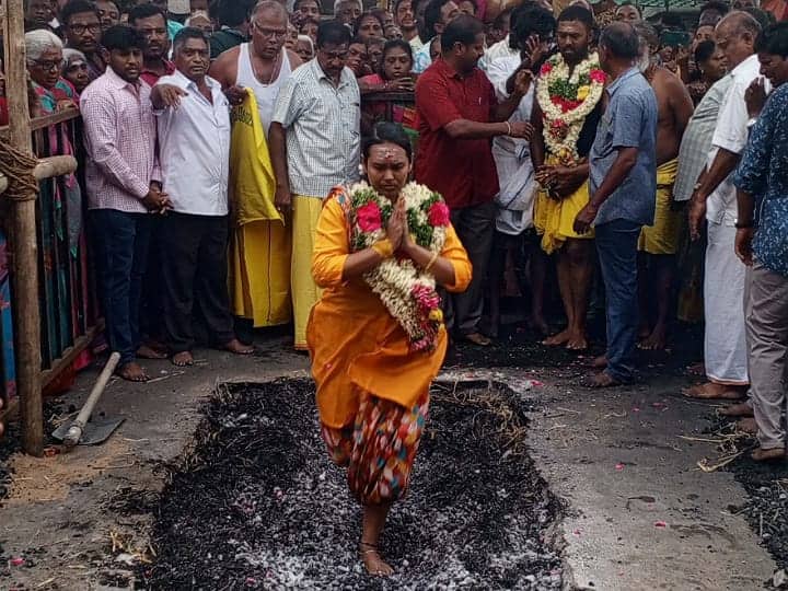 Karur Anna Kamatchi Amman kovil Maasi Festival tnn கரூர் அன்ன காமாட்சி அம்மன் ஆலய மாசித் திருவிழா; பூக்குழி இறங்கிய பக்தர்கள்