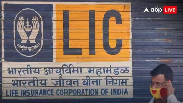 भारतीय शेअर बाजारात विविध कारणांमुळं घसरण सुरु आहे. भारतातील सर्वात मोठी विमा कंपनी भारतीय जीवन विमा निगम म्हणजे एलआयसीला देखील मोठा फटका शेअर बाजारातील घसरणीचा बसला आहे. गेल्या दीड महिन्यातील शेअर बाजारातील घसरणीमुळं एलआयसीला84000 कोटी रुपयांचं नुकसान झालं आहे. याबाबतचं वृत्त इंग्रजी दैनिक बिझनेस स्टँडर्डनं दिलं आहे.