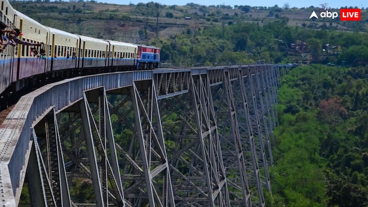 जानकारी के मुताबिक भारतीय ट्रेनों में लगे नॉन-AC कोच एक घंटे में 120 यूनिट बिजली खर्च करते हैं. वहीं भारतीय ट्रेनों में लगा एसी कोच हर घंटे लगभग 210 यूनिट बिजली की खपत करता है. बता दें कि रेलवे लगभग 7 रुपये प्रति यूनिट की दर से बिजली खरीदता है.