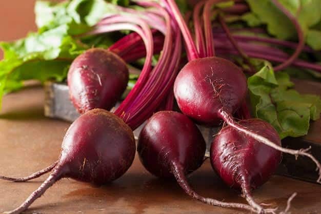 चुकंदर (Beetroot): चुकंदर काफी सस्ती सब्जी है. इसका सलाद बनाकर खाया जाता है. इसमें ढेर सारा विटामिन बी12 पाया जाता है. चुकंदर खाने से डाइटरी फाइबर भी पाया जाता है. इससे शरीर का मेटाबॉलिज्म सुधरता है, जिससे वेट लॉस तेजी से होता है.