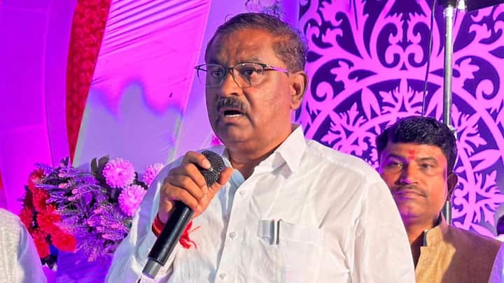 सुरेश धस ज्या वेगाने पुढे गेले,ज्या पद्धतीने आका आणि आकाच्या आकावर हल्ले केले. सुरेश धस यांनी ज्याप्रमाणे काही कागद आणि पुरावे पुढे आणले.पण त्यानंतर अचानक ब्रेक लागला.