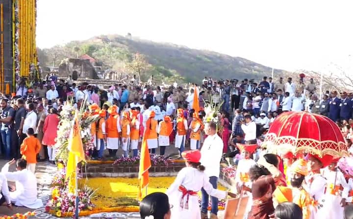 राज्यभरात शिवजयंती मोठ्या उत्साहात साजरी करण्यात येत आहे.