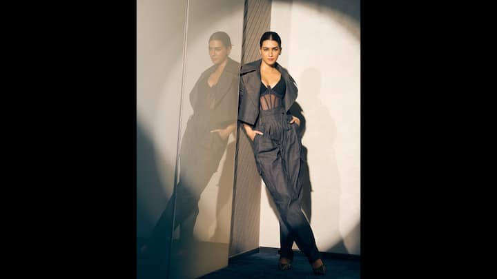 4. Kriti Sanon: Kriti Sanon shook an oversized denim on a denim look, which left a mixture of style and comfort. She connected an oversized denim trouser with a matching oversize shirt hugging a comfortable look. To elevate the outfit, she wore a smooth black corset top to adding a touch of chic vibes. (Image Source: Twitter/@Filmfare)
